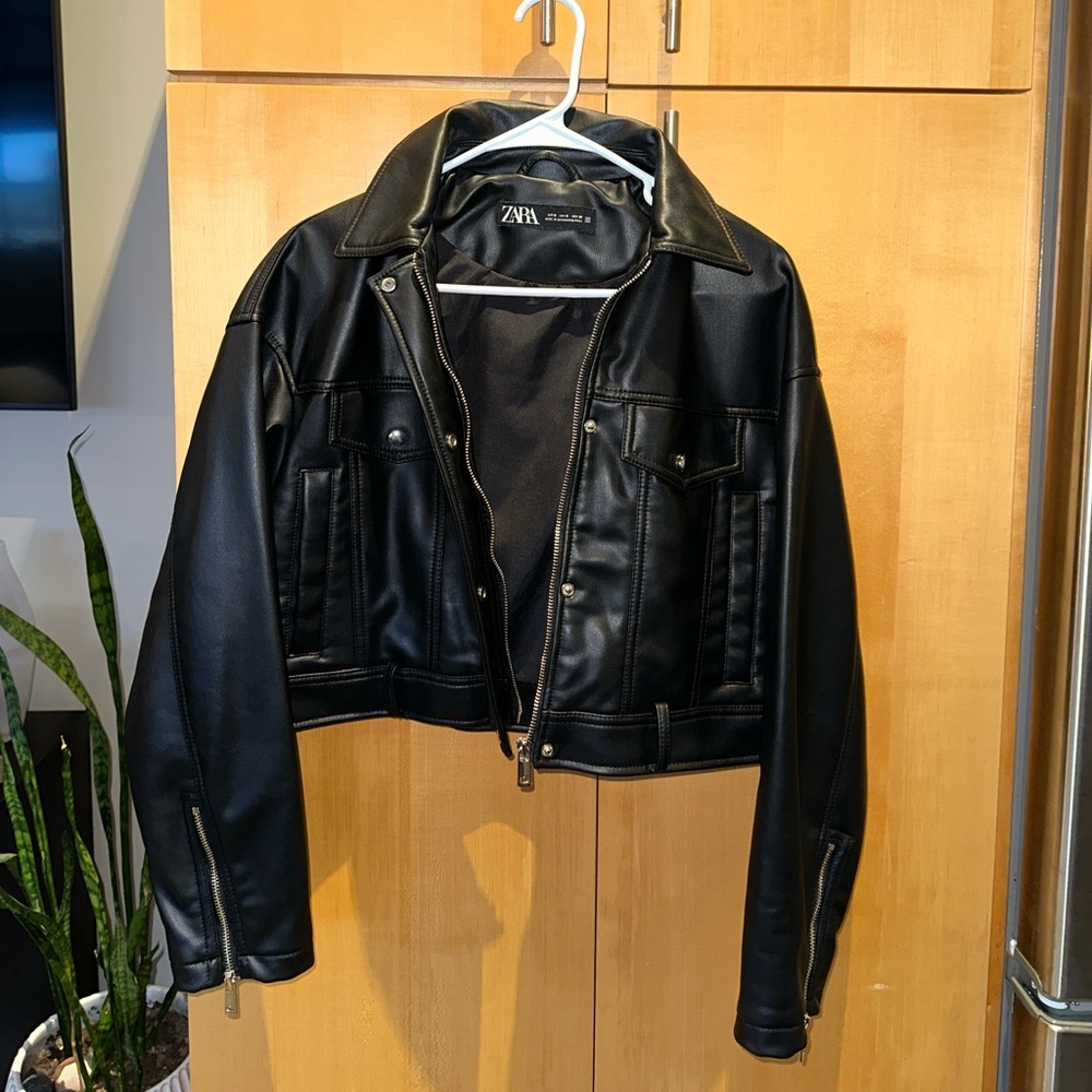 ZARA Black Faux Leather Cropped Jacket with Front Pockets - Picture 3 of 4